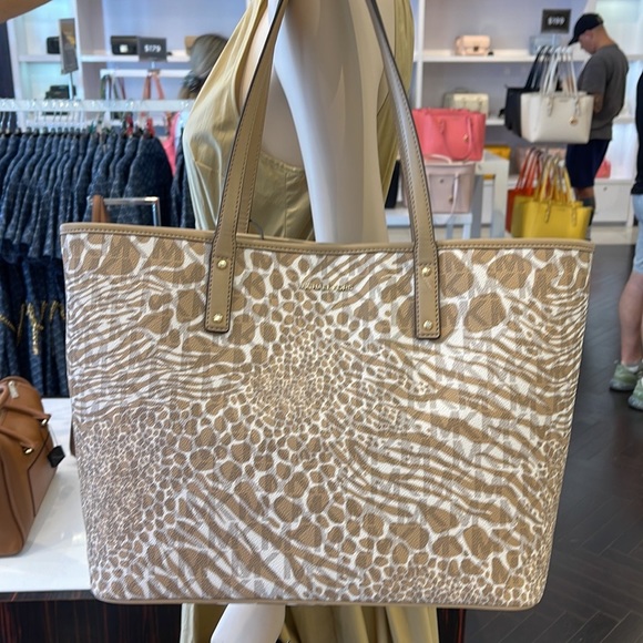 Michael Kors, this Carter Signature Animal Print Semi Lux Open Tote Handbag 
NWT - Picture 11 of 16